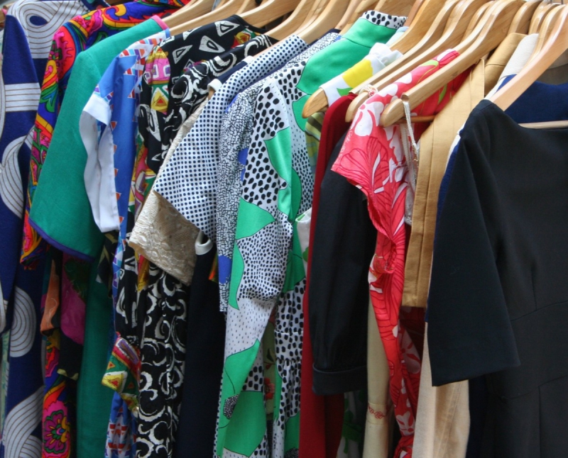 vente-POURRIERES-min_dresses_apparel_clothing_clothes_clothes_hangers_wooden_hangers_retail_shop_closet-1149845