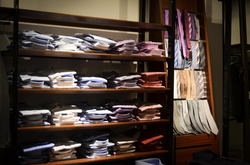 vente-POURRIERES-min_shirts_exhibition_shop_shopping_shelf_buy_business_clothing-940715