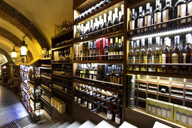vente-POURRIERES-min_world_street_travel_shop_canon_georgia_wine_bottles-429767